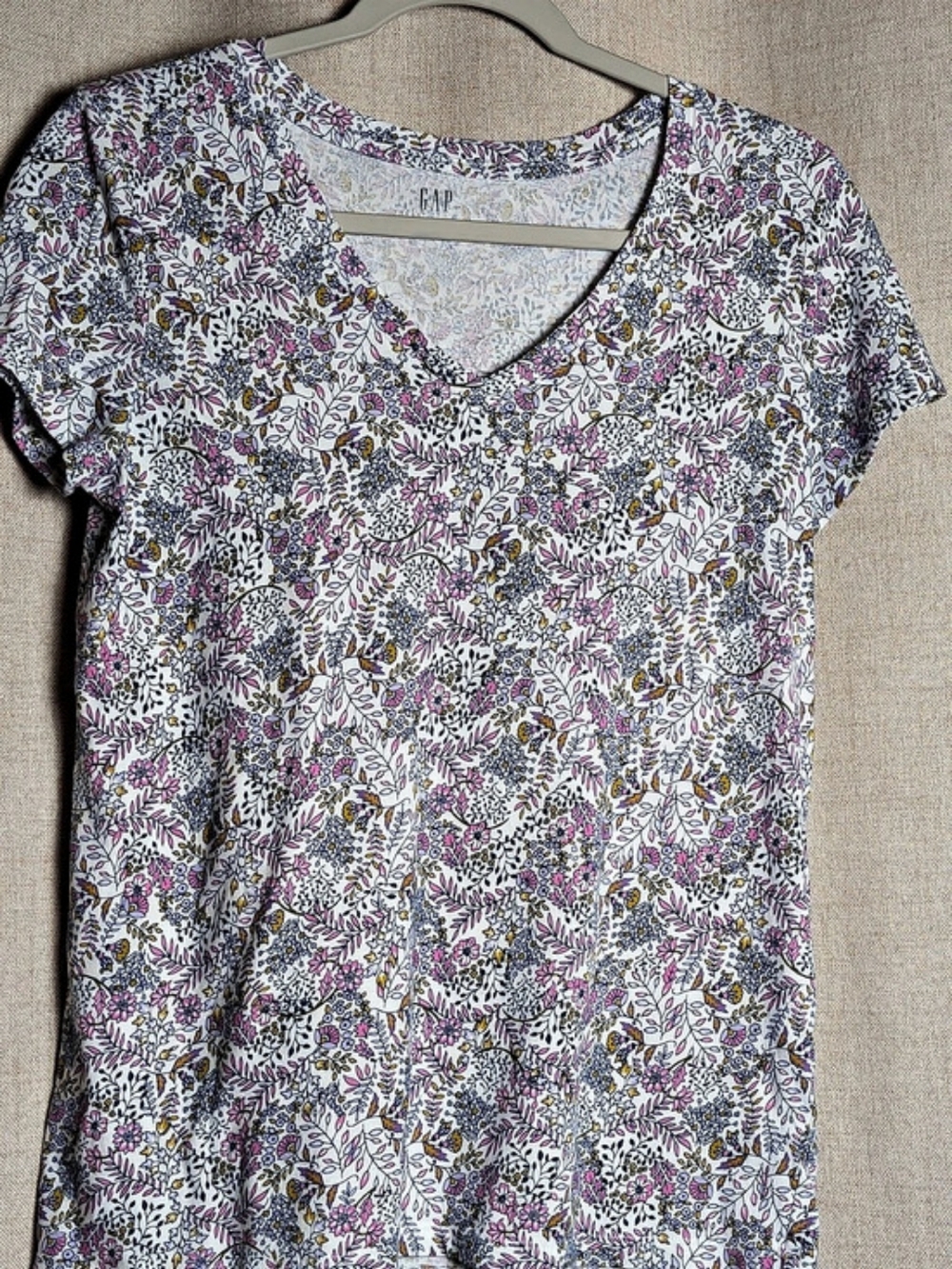 Cottagecore Micro Floral Stretch V Neck Tee Pink Blue M Gap